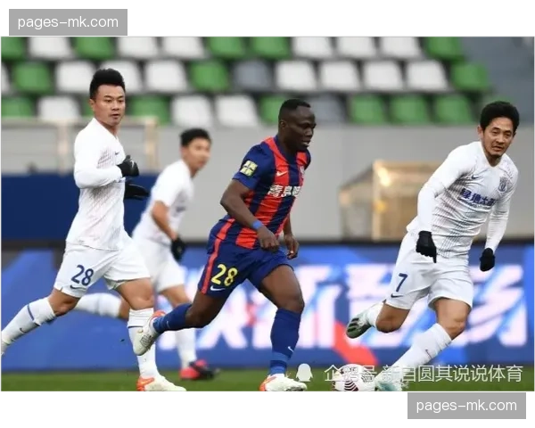 上海申花陈晋一任意球选择刁钻角度，绕过人墙直挂死角